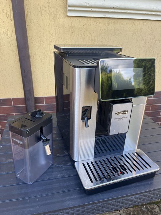 КавоваркаDeLonghi PrimaDonna Soul після ТО в хорошому стані