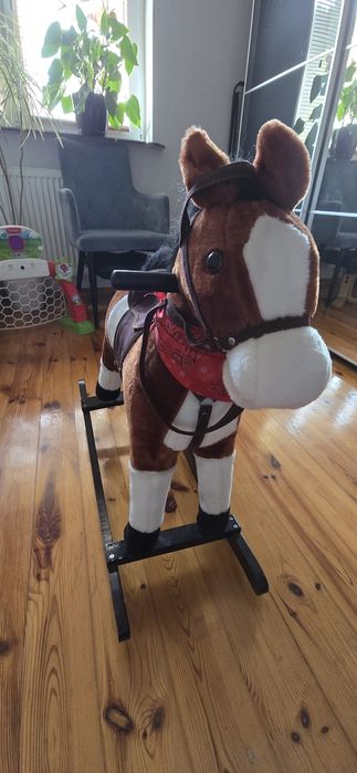 Koń na biegunach z dzwiekami, interaktywna zabawka