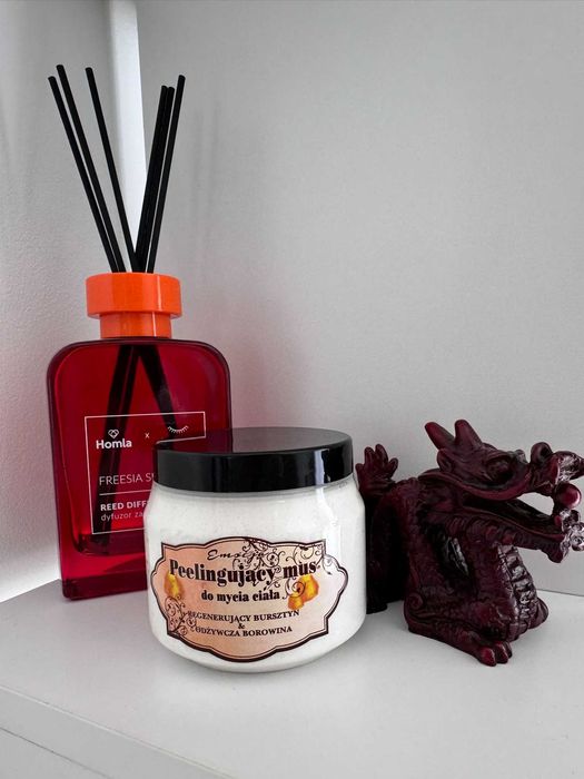 Peelingujący mus do ciała z bursztynem i borowiną, CocoAmber