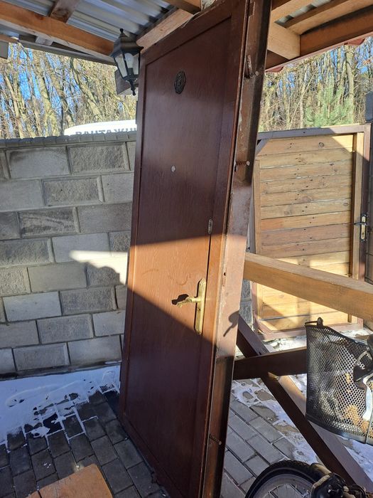 Дівері вхідні дерев'яні, і металеві