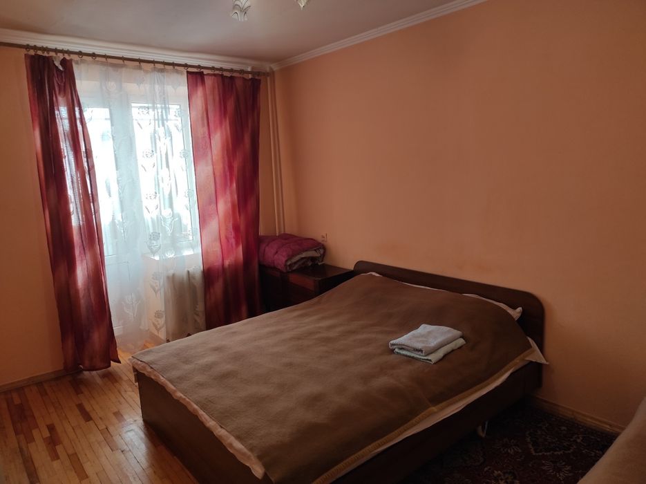 Подобово 2 кім. Чернівці 1-6чел. вул.Небєсної Сотні 19. ( Стасюка.19)