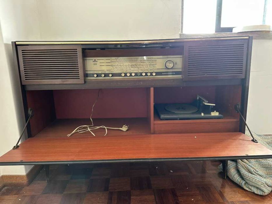 Móvel Rádio Grundig Anos 60 — Rádio + Gira-Discos (Vintage)