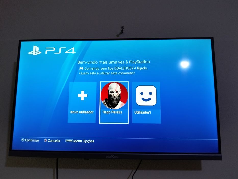 Ps4 Slim 1Tb +4 jogos + 2 comandos Sony + Base de carregamento