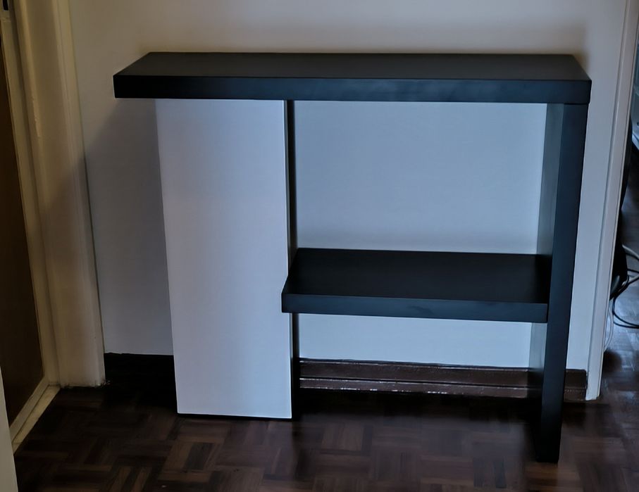 Consola / aparador de madeira preto e branco