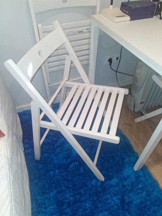 Mesa com 4 cadeiras de madeira brancas modelo IKEA dim 75x75 cm