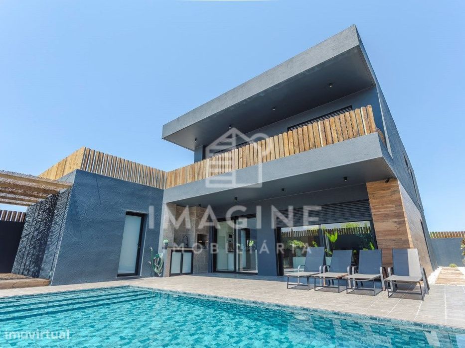 Moradia V2 com possibilidade de passar a V3, de Arquitetura Moderna...