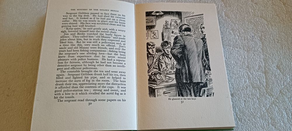 Antigo livro The Mystery of the Golden Skulls
