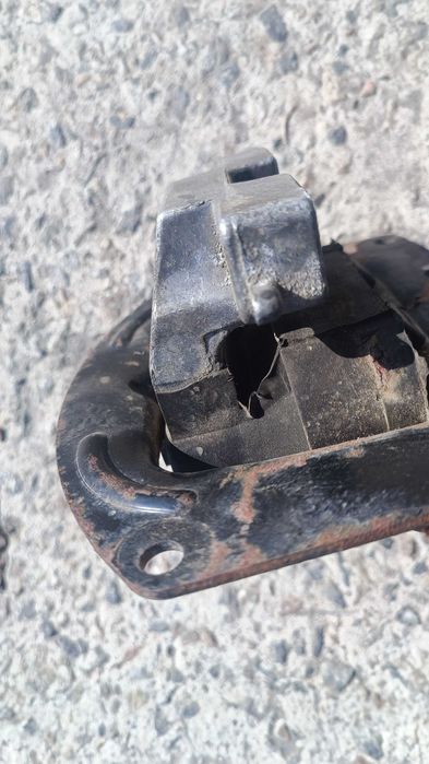 Подушка двигателя левая Крайслер Стратус Dodge Cirrus