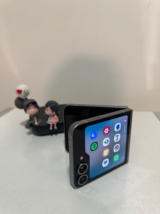 SAMSUNG Z FLIP6 
Capacidade :256G /
COR: PRATA   , 
4 MESES DE USO ,