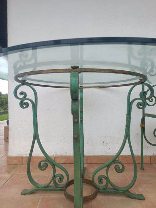 Mesa de vidro e cadeiras ferro forjado