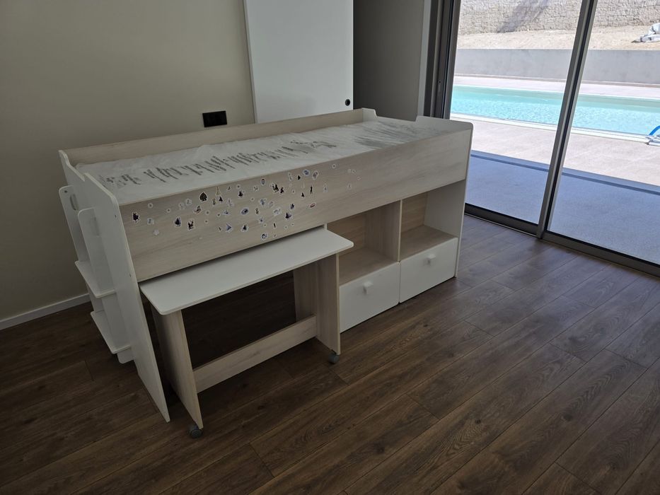 Cama criança com arrumos