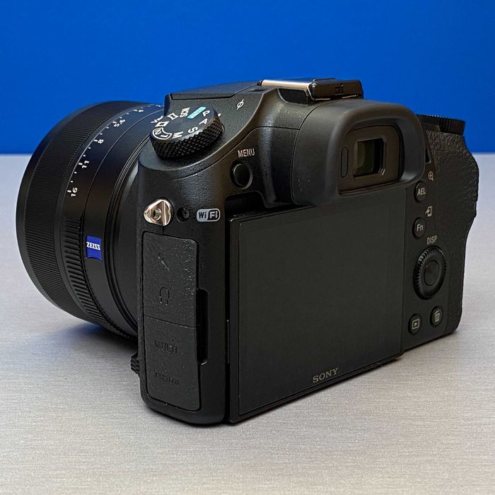 Sony Cyber-Shot DSC-RX10 (20.2MP - 24-200mm f/2.8)