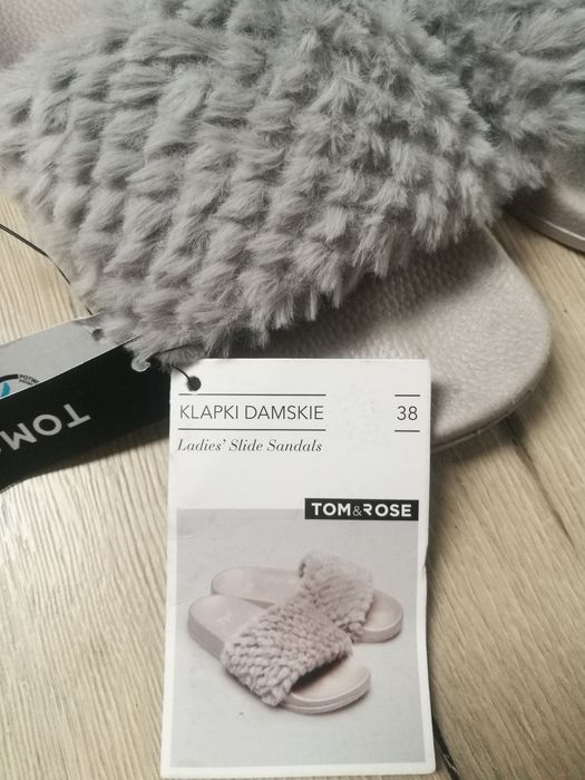 Nowe klapki z futerkiem 38