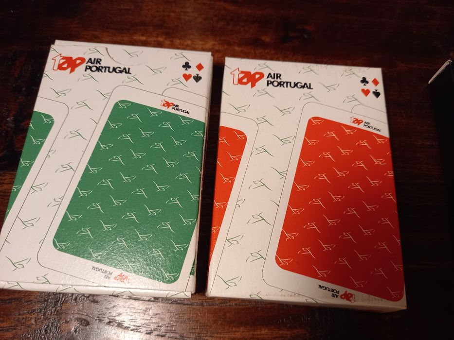8 baralhos de cartas da TAP e 1 baralho da VIASA.