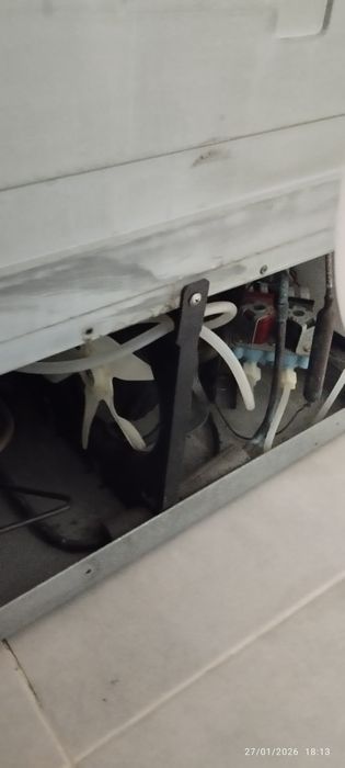 Frigorífico Americano, com sistema para fazer gelo, precisa  de placa.