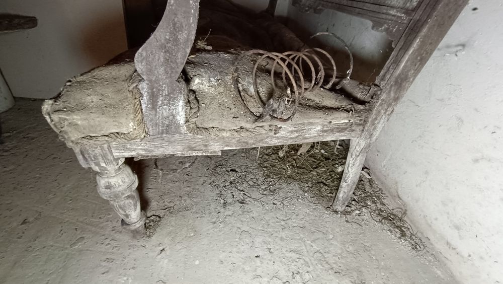 Старі крісла під реставрацію