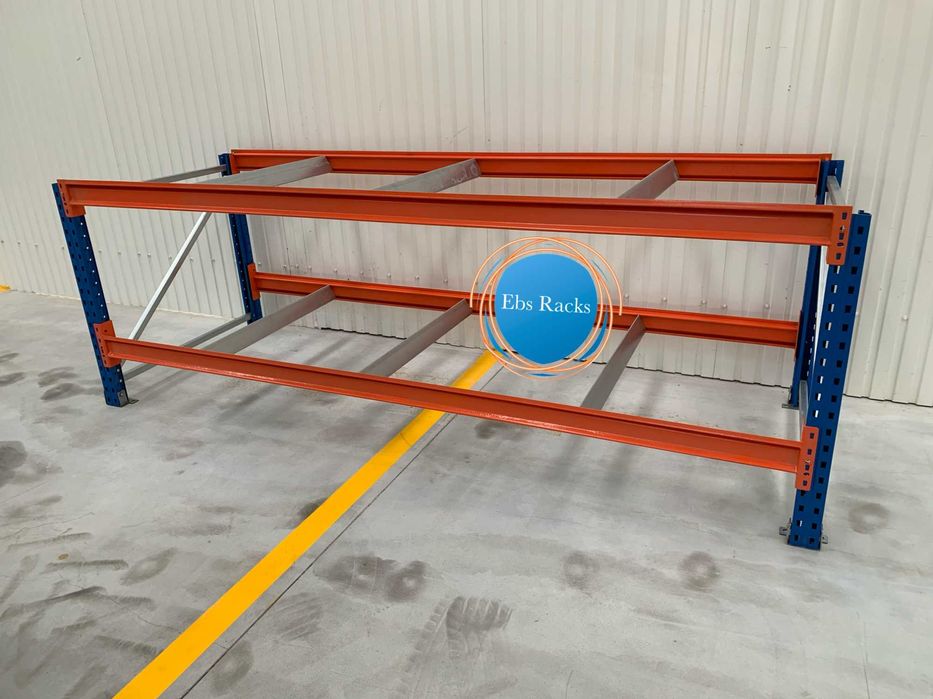 Bancada industrial com estrutura de estanteria pesada.