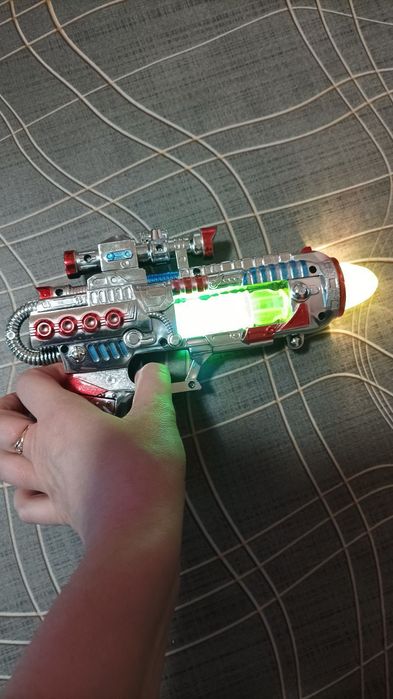 Продам детский пистолет-бластер