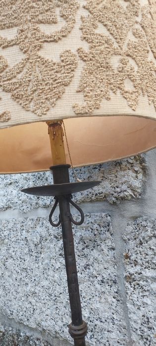 candeeiro  de pé ferro forjado e abat-jour