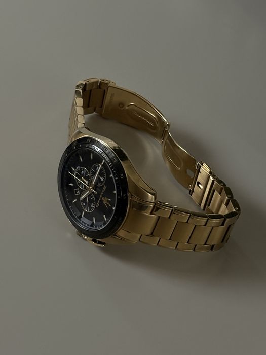 Relogio dourado maserati
