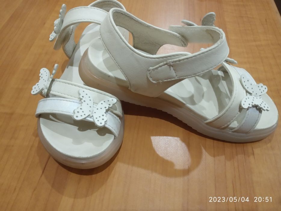 Босоніжки на дівчинку