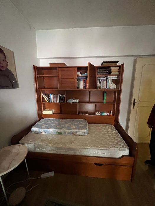 Cama com Estante Integrada e Cama Sommier Extra – Madeira Maciça