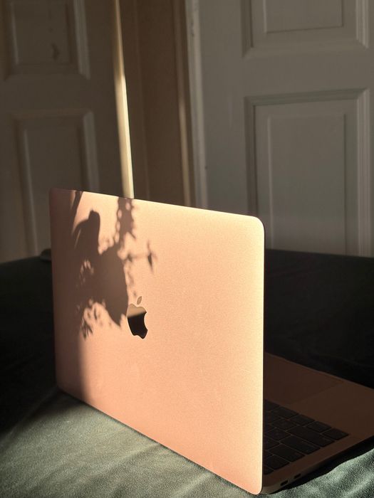MacBook Air 13 (2019)=880