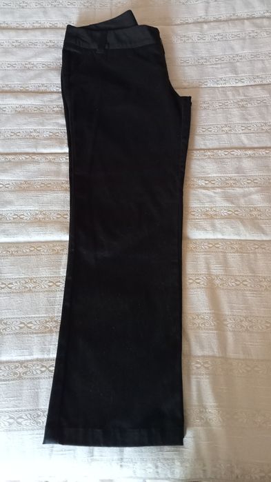 Calças pretas de corte direito