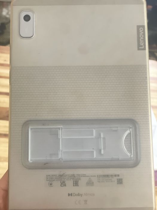 Tablet lenovo m9 na caixa com capa de suporte