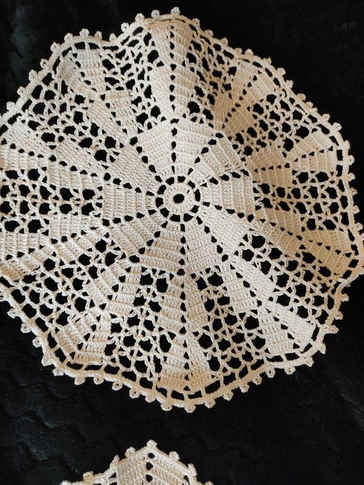 Conjunto de 4 panos de renda feitos à mão.