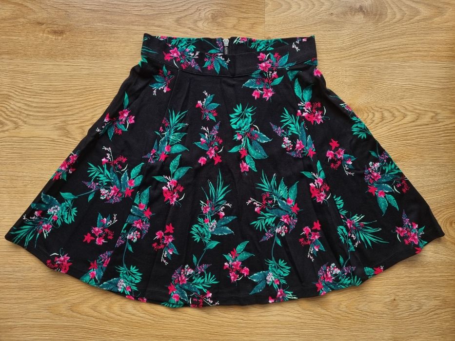 Spódniczka czarna w kwiaty KIK
