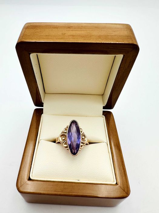 Złoty pierścionek z dużym fioletowym kamieniem Waga 5,67 g/ Rozmiar 17