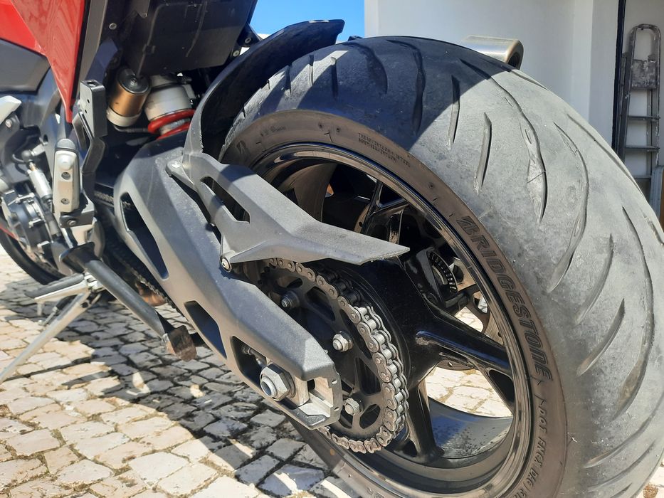 BMW S1000XR com linha de escape direta