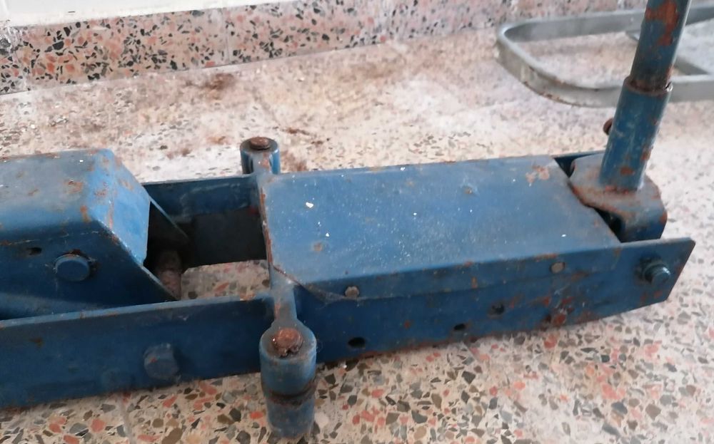 Macaco auto, 2 t (? ), usado, bastante resistente