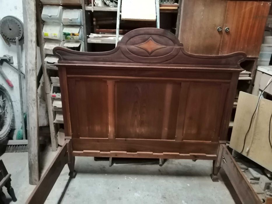 cama de casal antiga , ver bem as fotos e ler o anuncio