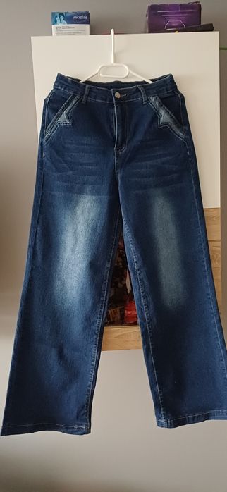 Granatowe dżinsy z szerokimi nogawkami