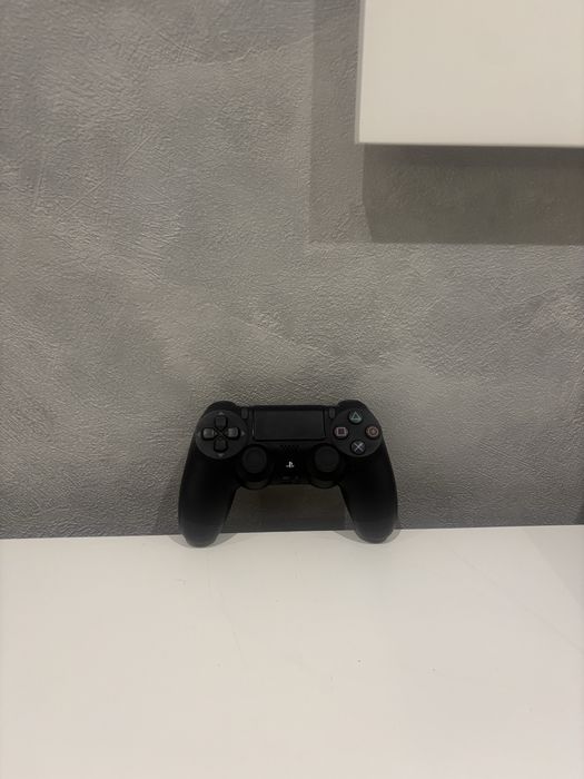 PS4 Pro 1TB + Comando + 4 Jogos – Excelente Estado