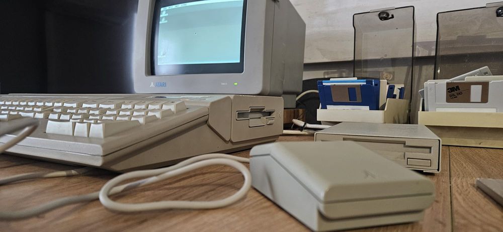 Duży zestaw Atari 1040 ST FM monitor sm124 myszka stacja dyskietki