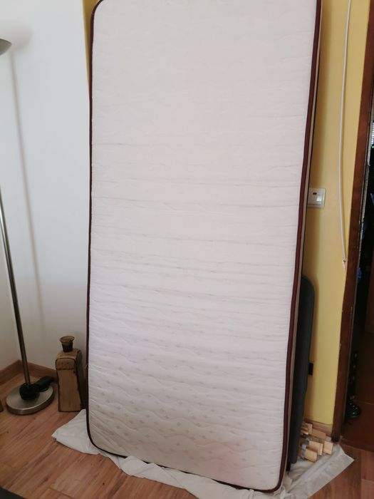 Cama solteiro forrada.