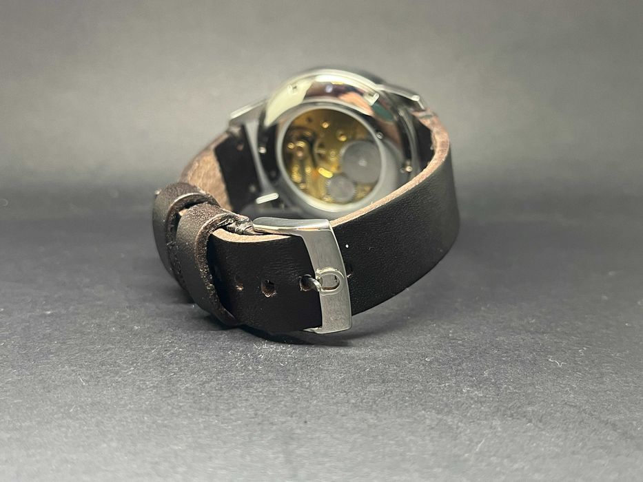 Ексклюзивний годинник Omega із срібним циферблатом