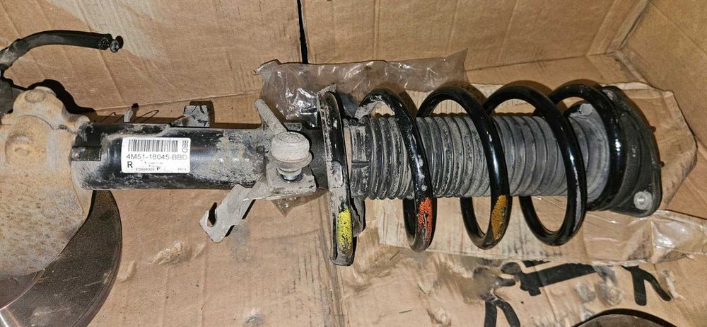 Amortyzatory przod lewy+prawy sprężyny 4M51-18K001-BBD Ford Focus Mk2