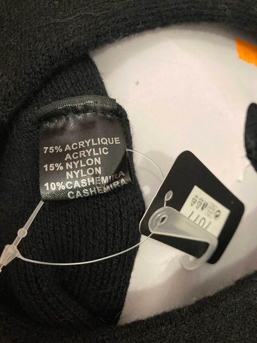 Beret czarny z puszkiem