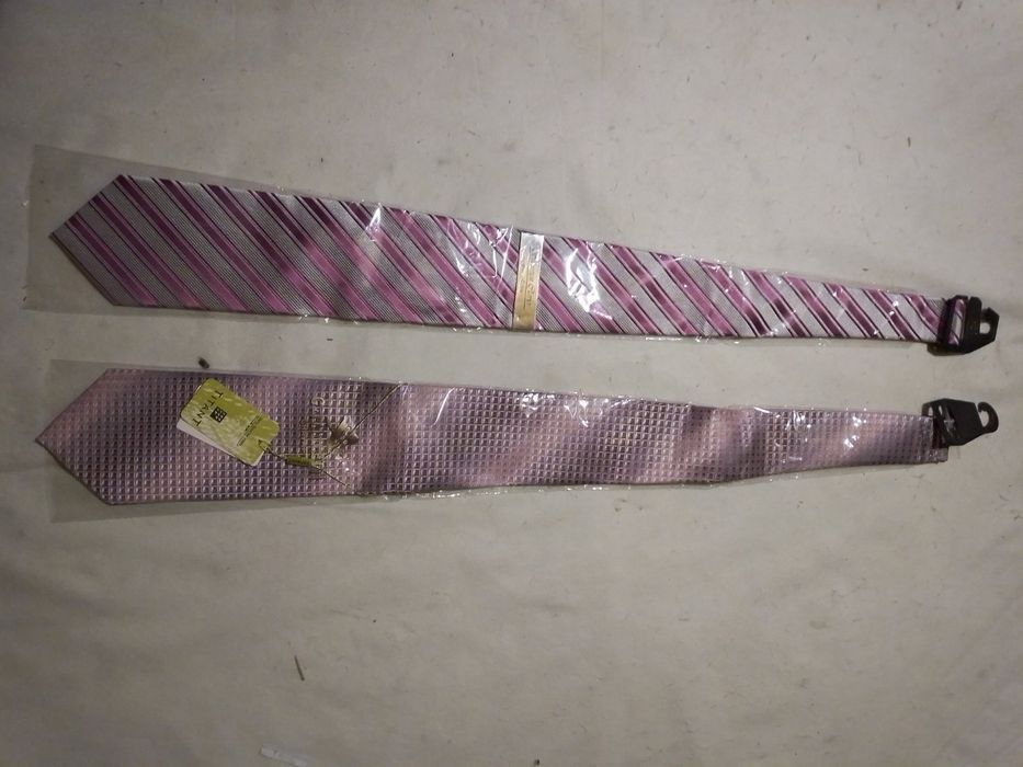 Галстуки от модных брендов.