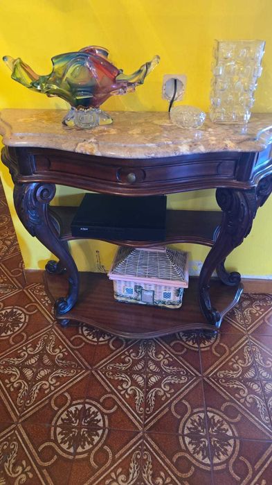 Consola com tampo de pedra