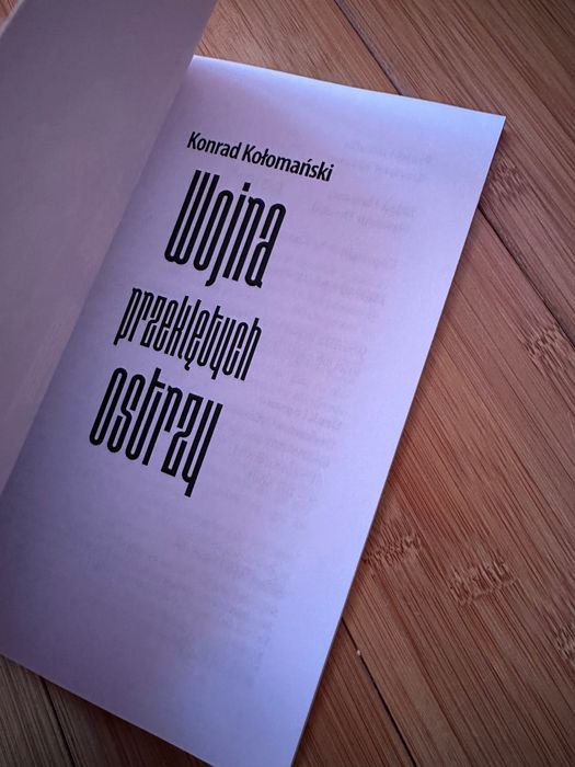 Wojna przeklętych ostrzy. Konrad Kołomański książka