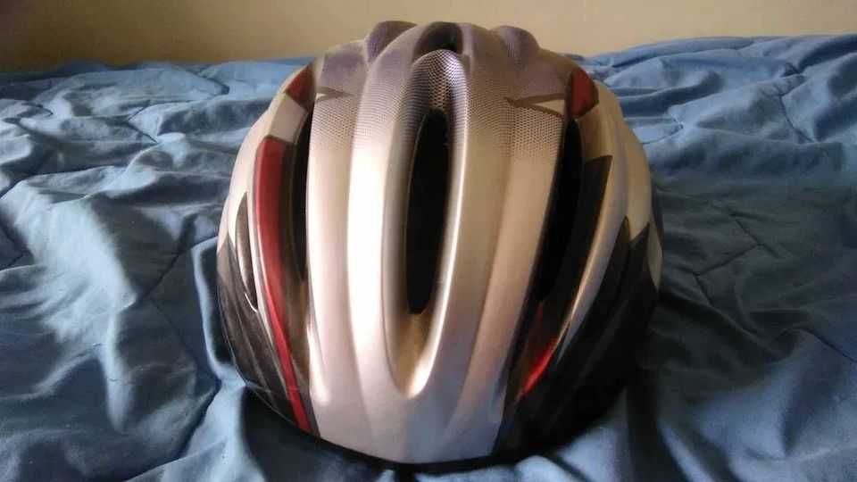 Capacete de ciclista como novo