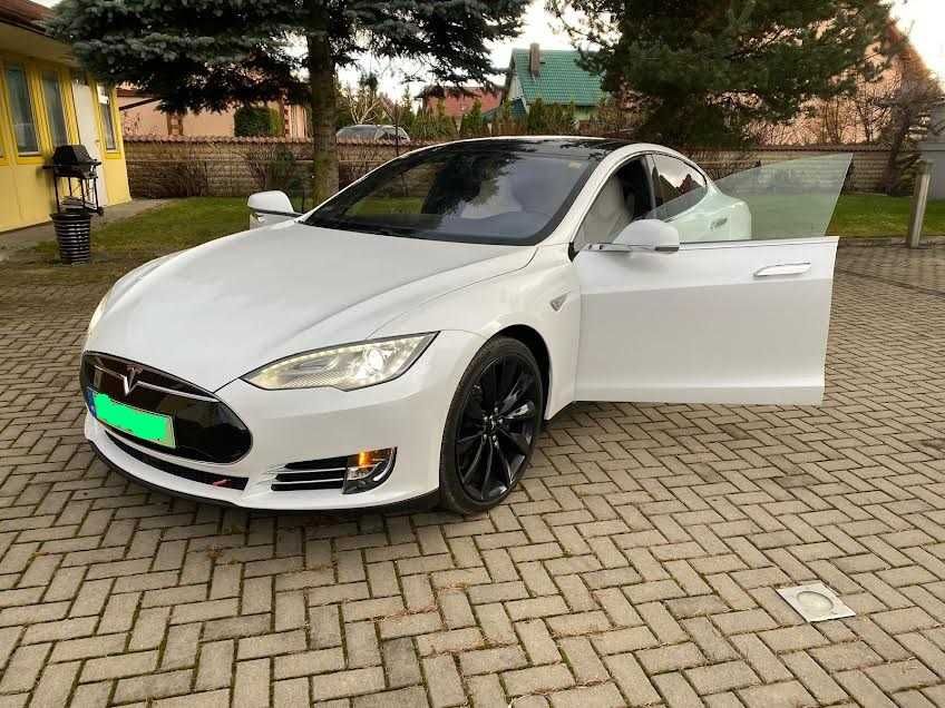 Na sprzedaż Tesla S 2015 rok