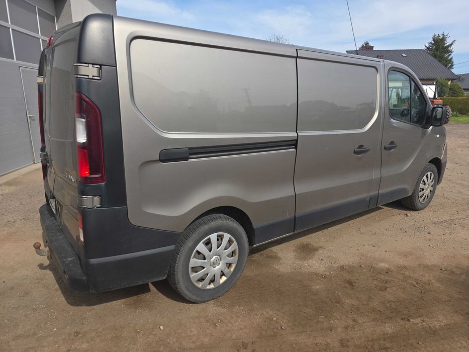 RENAULT TRAFIC 2015 rok blaszak