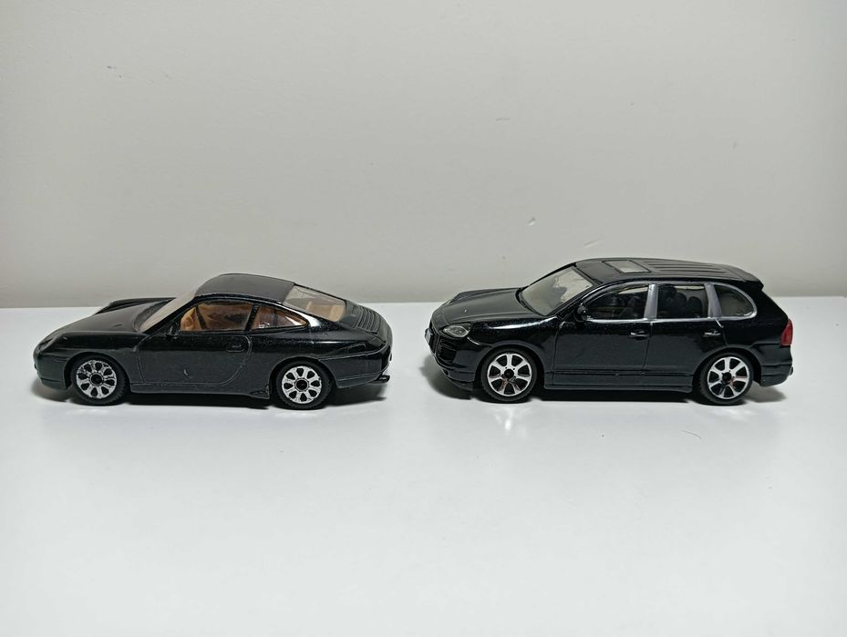 2 modele Porsche 1/43 Bburago Cayenne Turbo i 911 Carrera