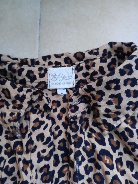 Camisa tipo seda (não tem botões)